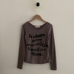 スリムレタリング長袖Tシャツ