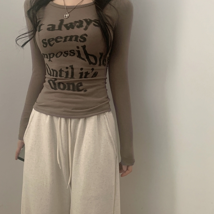 スリムレタリング長袖Tシャツ KHAKI BEIGE