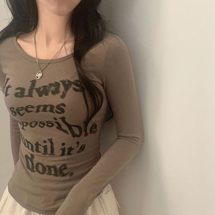 スリムレタリング長袖Tシャツ KHAKI BEIGE