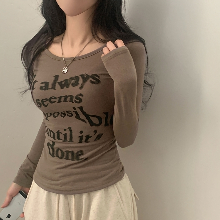 スリムレタリング長袖Tシャツ KHAKI BEIGE