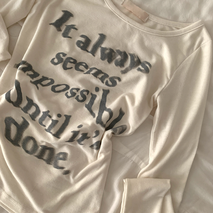 スリムレタリング長袖Tシャツ