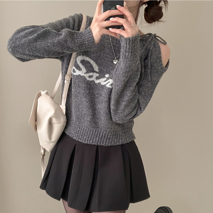 세인트 오프숄더 리본 레터링 니트 차콜