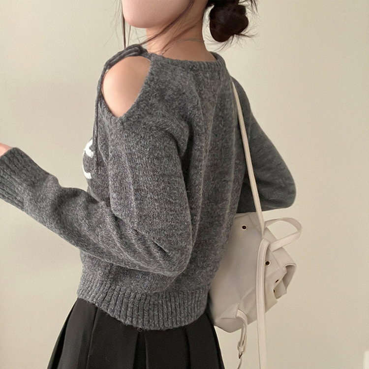 세인트 오프숄더 리본 레터링 니트 차콜