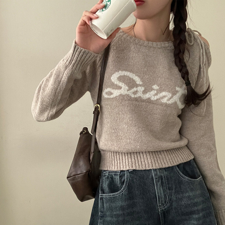 세인트 오프숄더 리본 레터링 니트 베이지