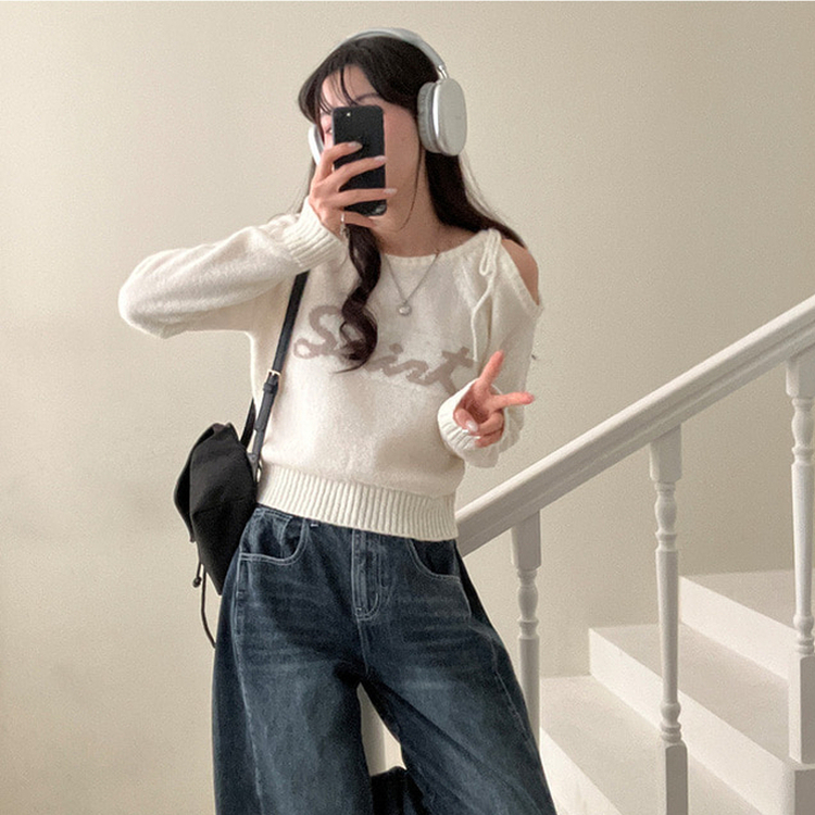 세인트 오프숄더 리본 레터링 니트 아이보리