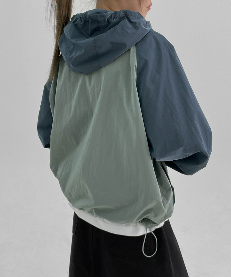 グロッシーウィンドブレーカー BLUEGREEN