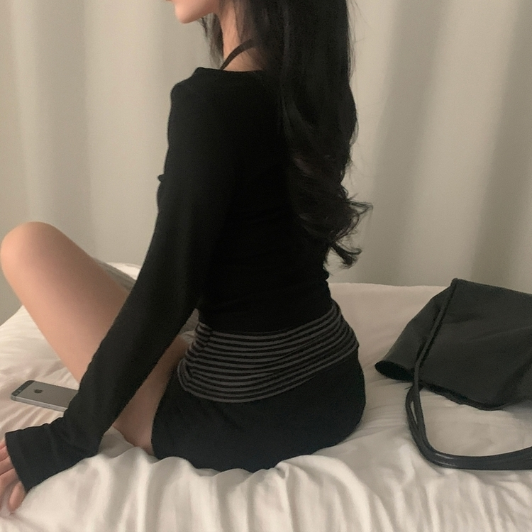투톤 스트라이프 배색 홀터 레이어드 긴팔티셔츠 2color 블랙