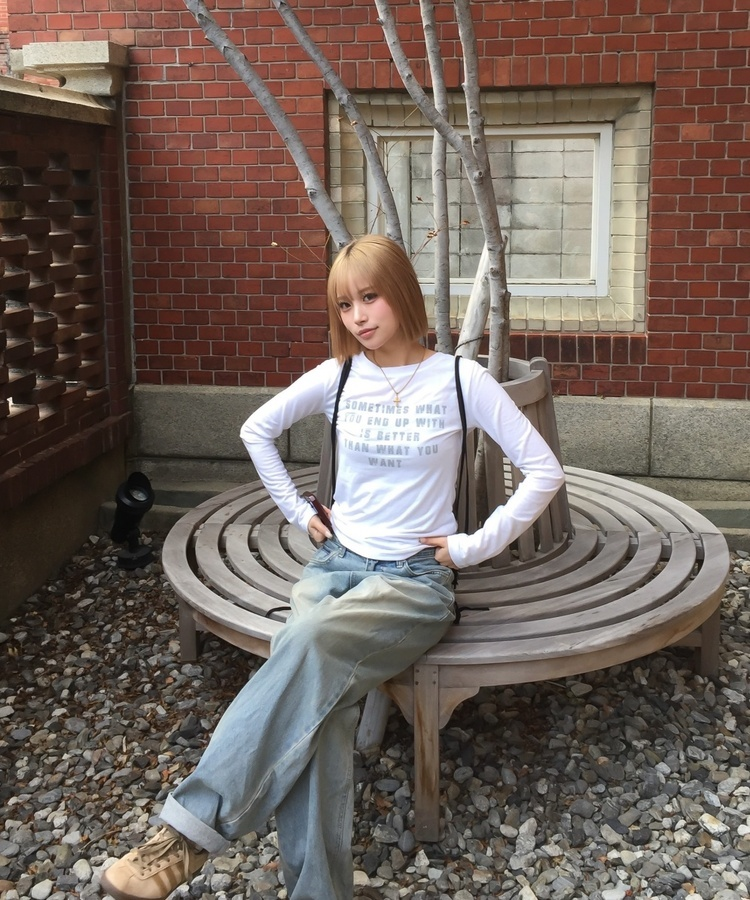 クラックレタリングボートネックTシャツ IVORY