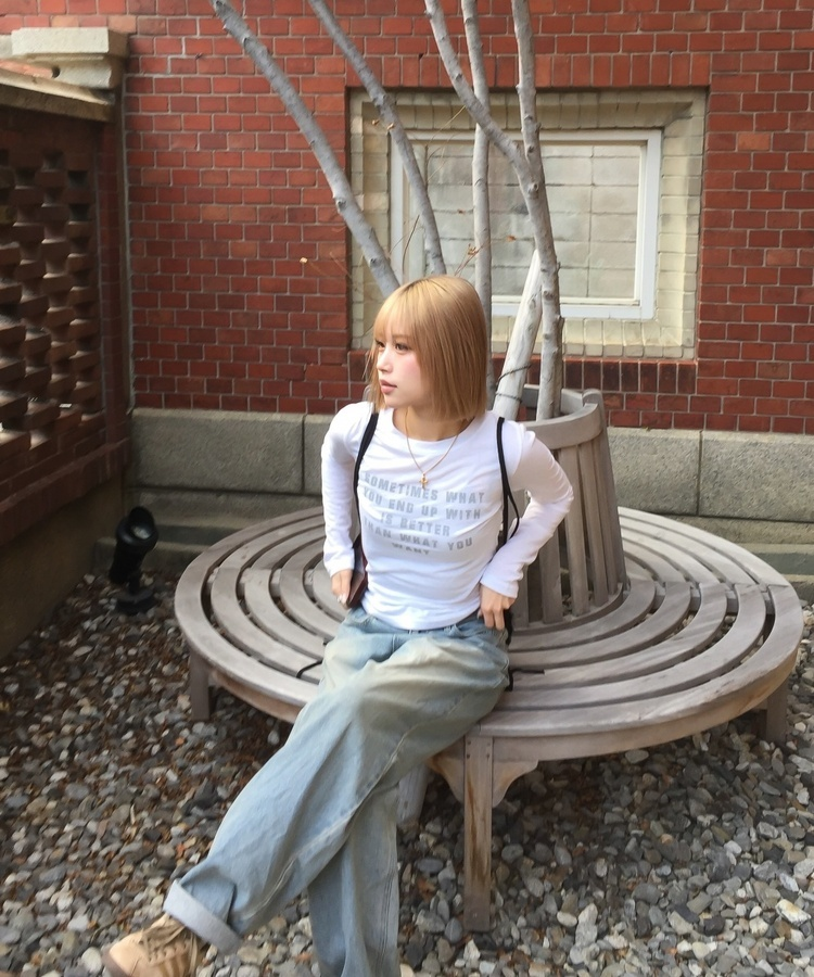 クラックレタリングボートネックTシャツ IVORY