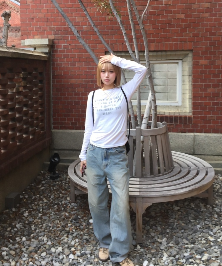 クラックレタリングボートネックTシャツ IVORY