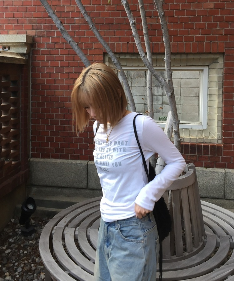 クラックレタリングボートネックTシャツ IVORY