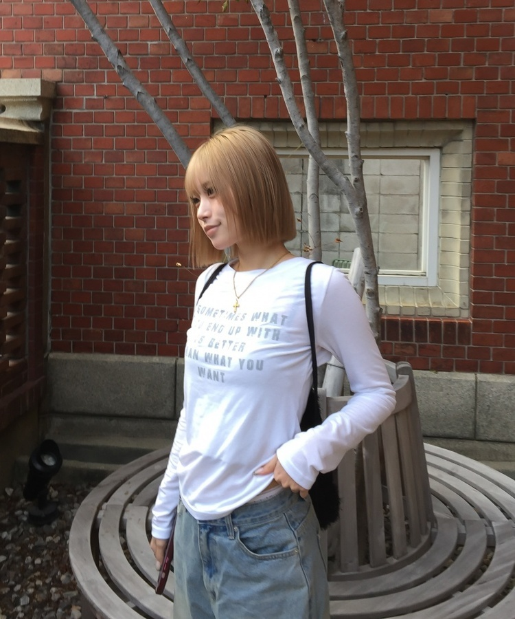 クラックレタリングボートネックTシャツ IVORY