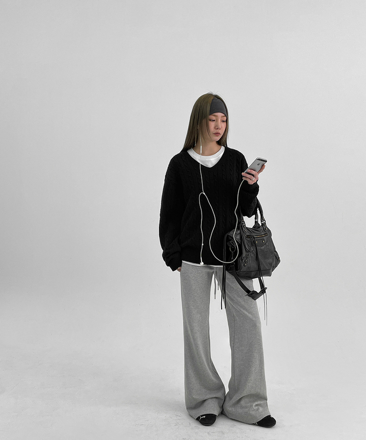 ケーブルVネックニット BLACK