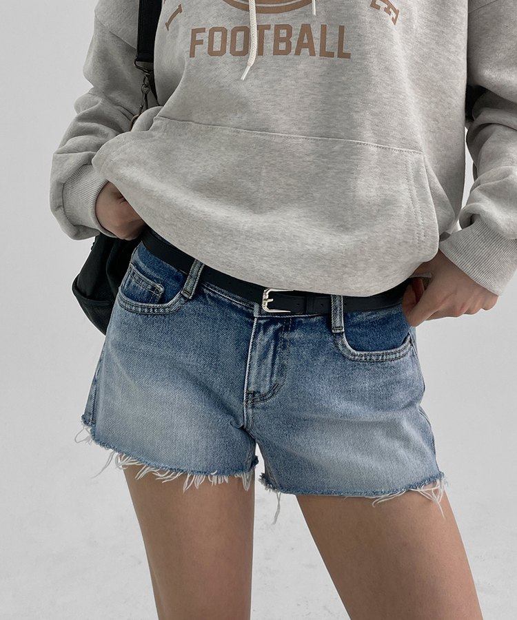 ローウエストカットデニムショートパンツ LIGHT BLUE