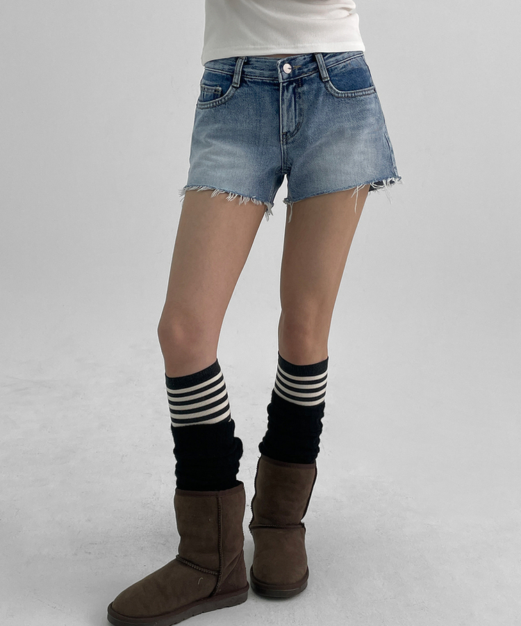 ローウエストカットデニムショートパンツ LIGHT BLUE
