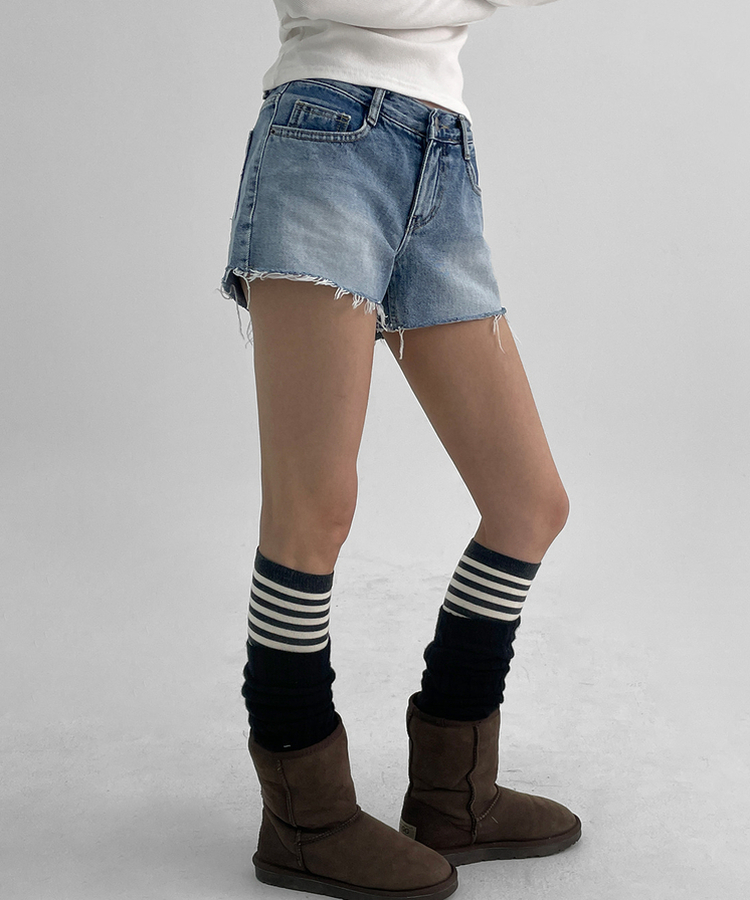 ローウエストカットデニムショートパンツ LIGHT BLUE