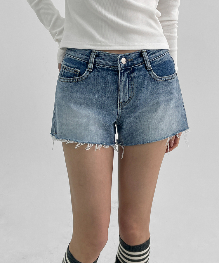 ローウエストカットデニムショートパンツ LIGHT BLUE