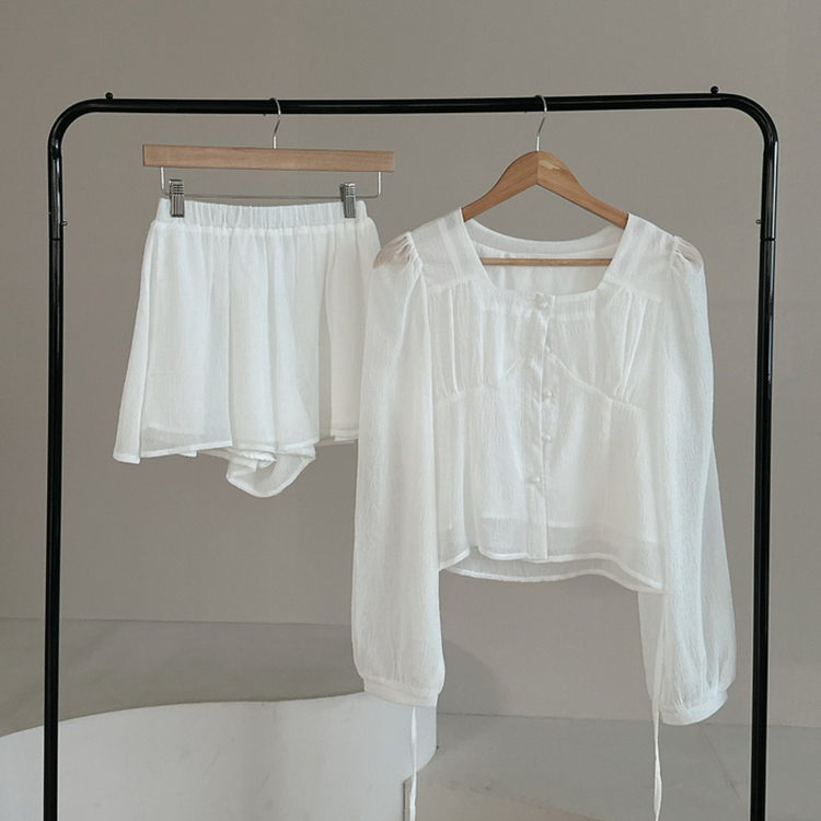 スクエアネックブラウス＋フレアミニスカート