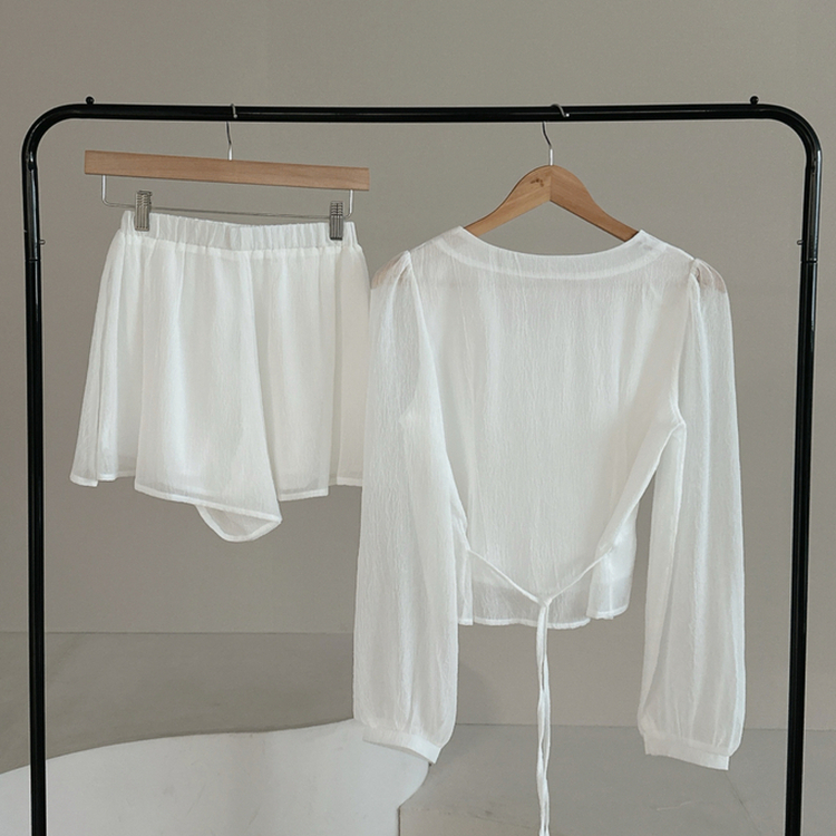 スクエアネックブラウス＋フレアミニスカート