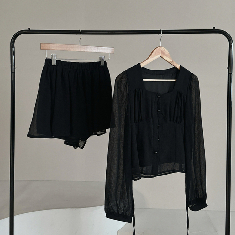 スクエアネックブラウス＋フレアミニスカート