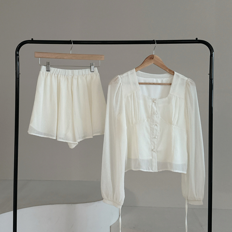 スクエアネックブラウス＋フレアミニスカート