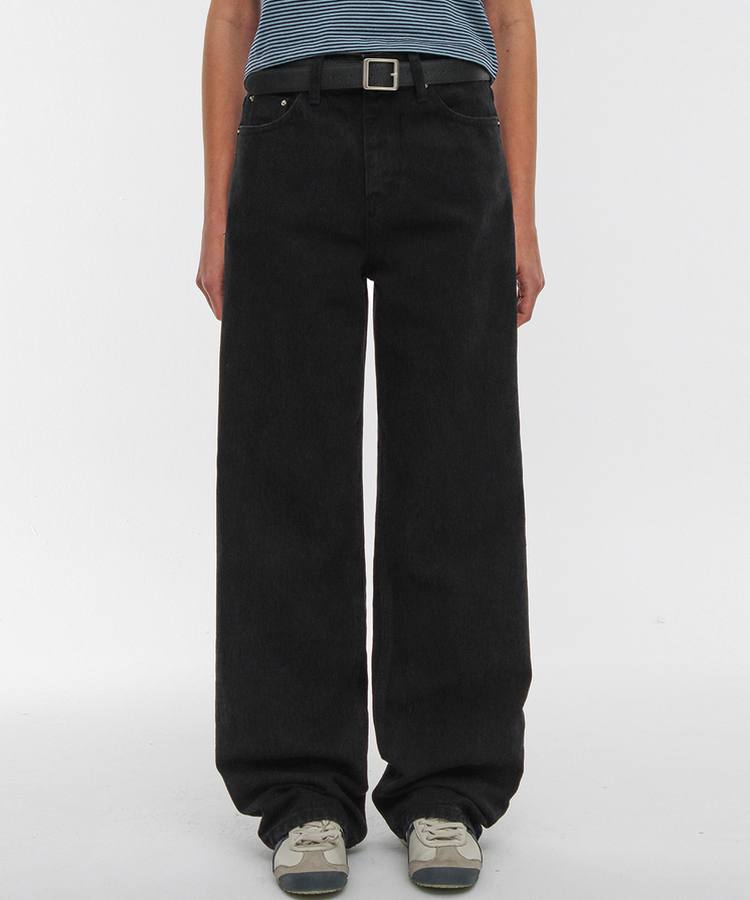 ブラックストレートパンツ BLACK