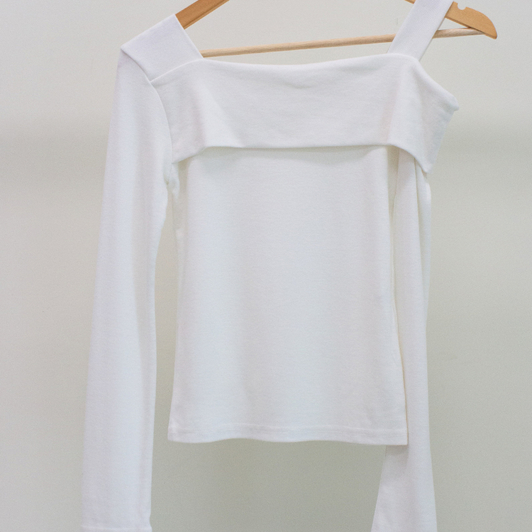 オフショルダーアンバランス長袖Tシャツ