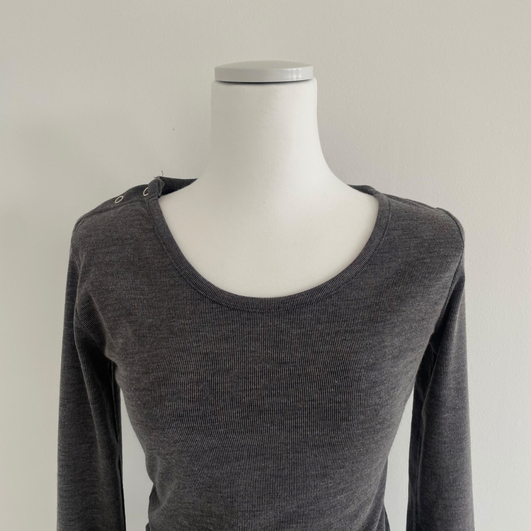 スナップボタンワンオフショルダー長袖Tシャツ