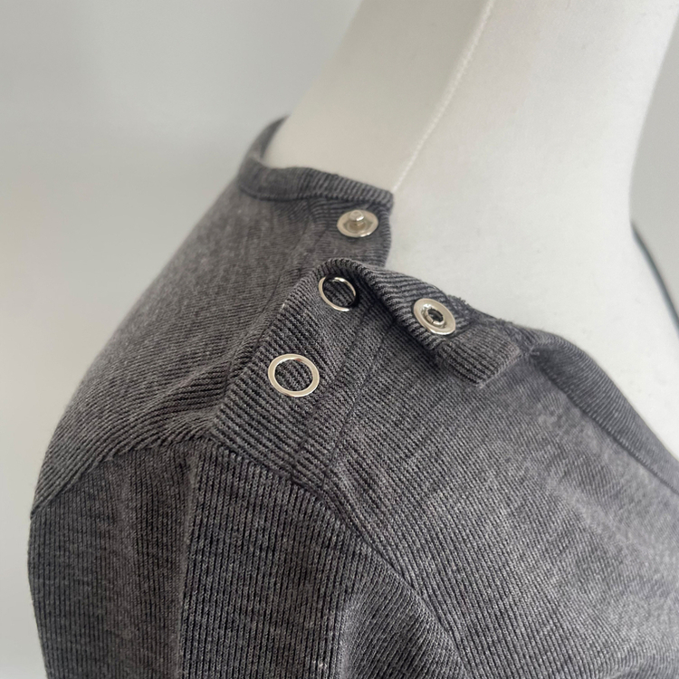 スナップボタンワンオフショルダー長袖Tシャツ