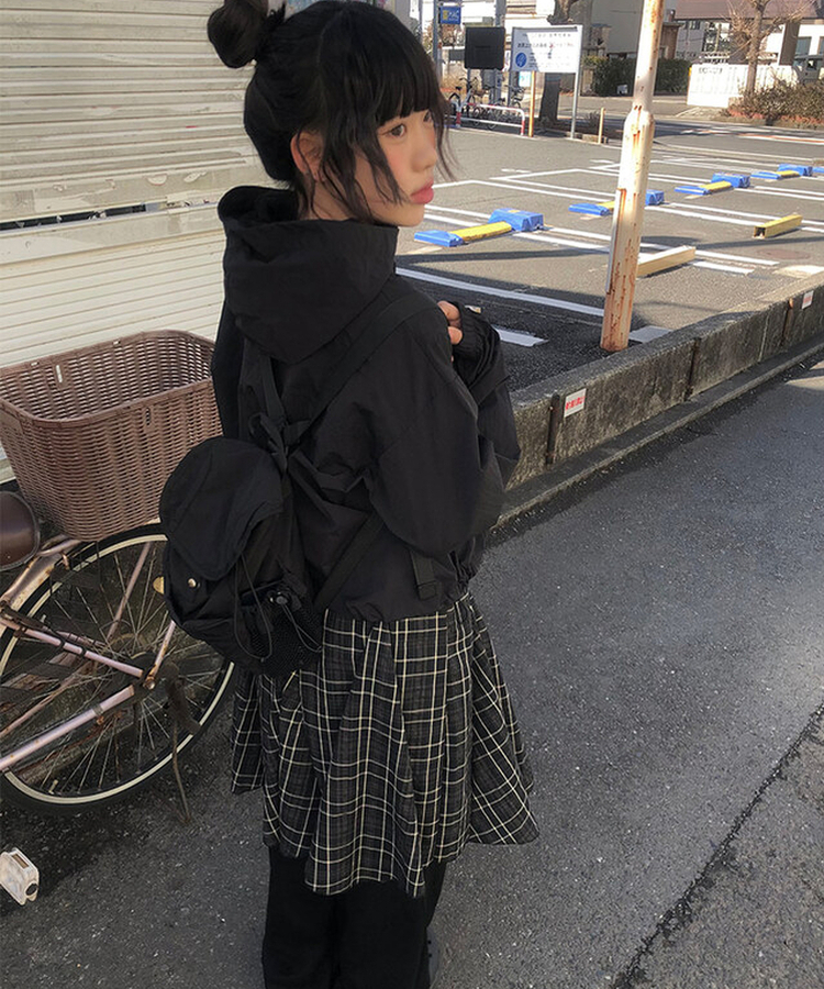 ストリングフードウインドブレーカー BLACK