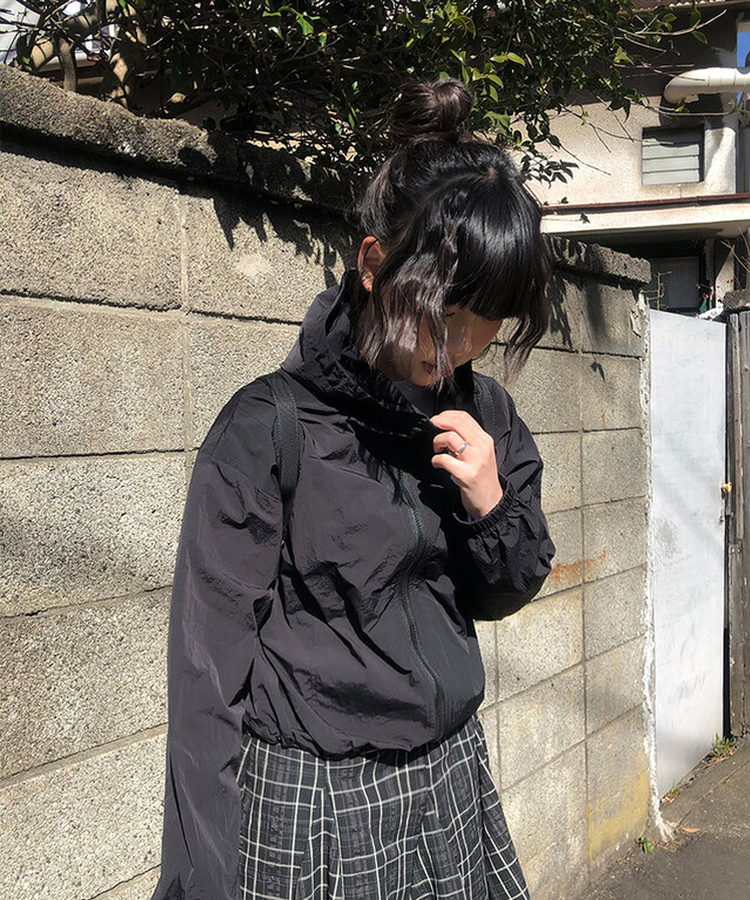 ストリングフードウインドブレーカー BLACK