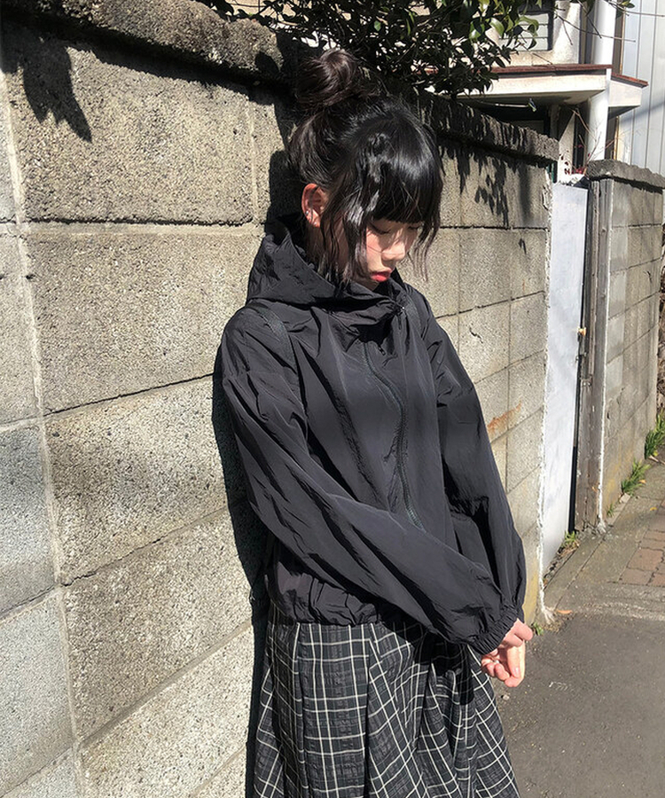 ストリングフードウインドブレーカー BLACK