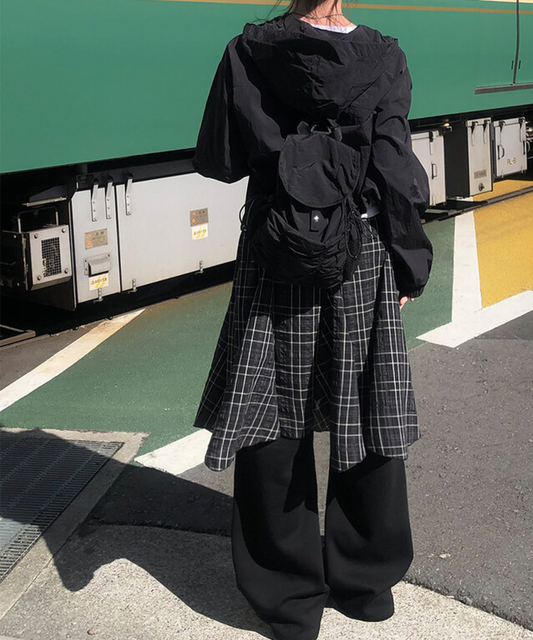 ストリングフードウインドブレーカー BLACK