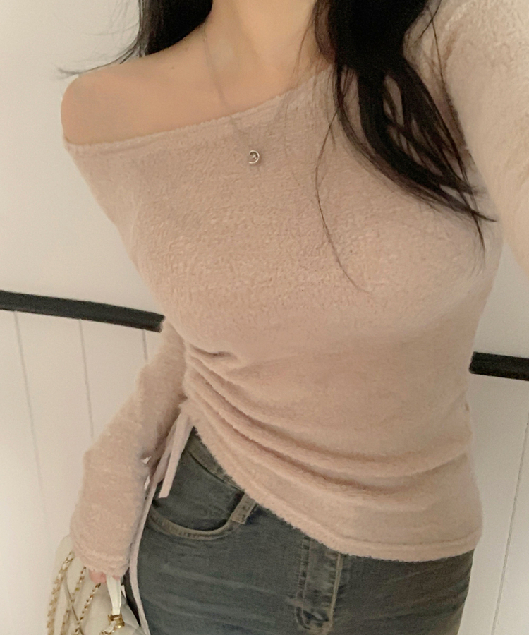 アンバランスオフショルダーシャーリングニット BEIGE