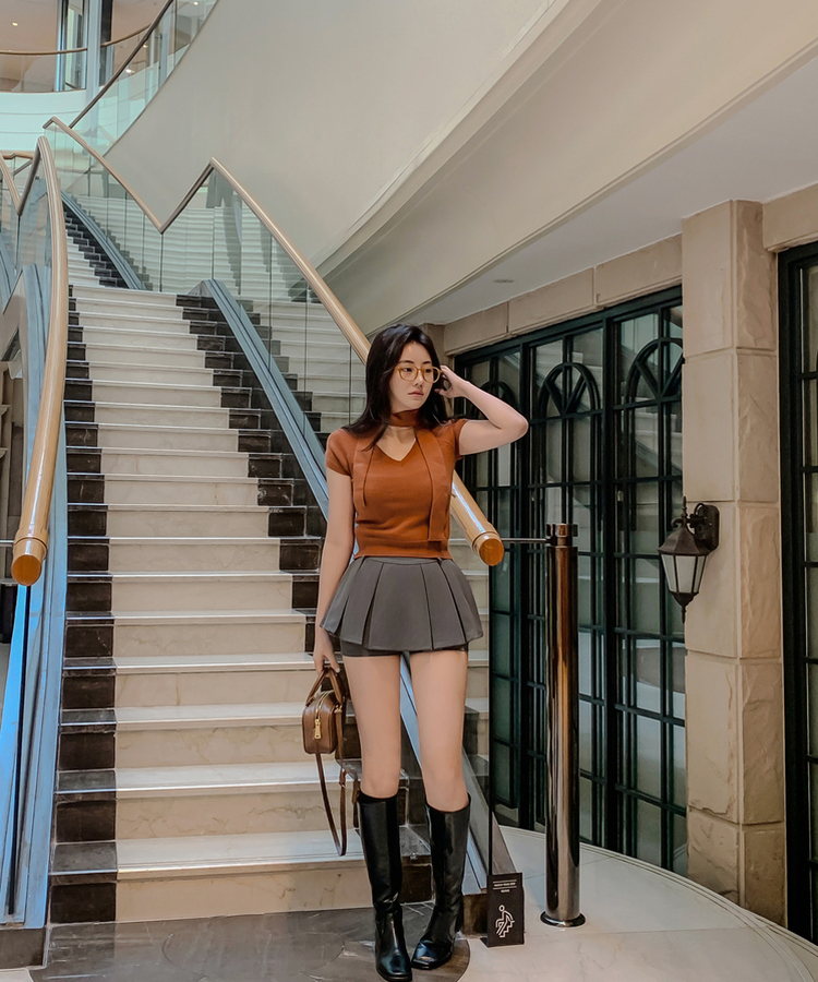【タイ付き】Vネックセミクロップ半袖ニット BROWN