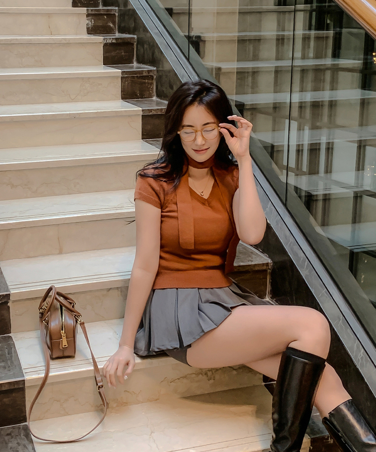 【タイ付き】Vネックセミクロップ半袖ニット BROWN