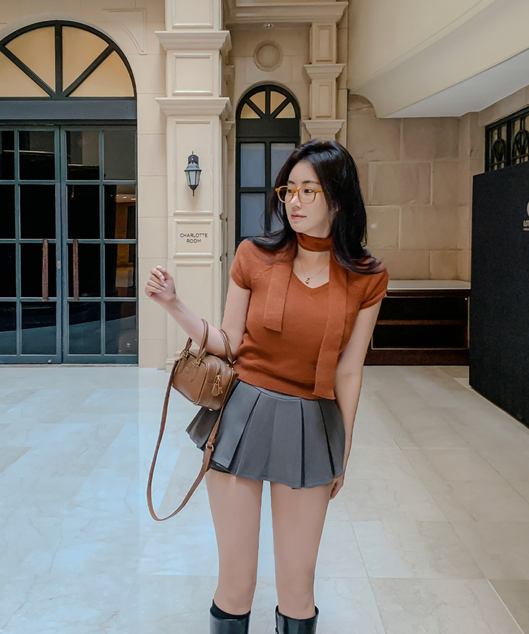【タイ付き】Vネックセミクロップ半袖ニット BROWN
