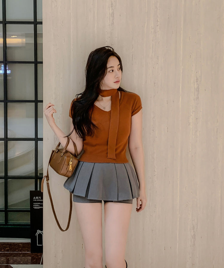 【タイ付き】Vネックセミクロップ半袖ニット BROWN