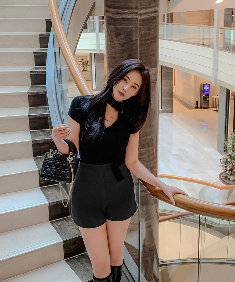 【タイ付き】Vネックセミクロップ半袖ニット BLACK