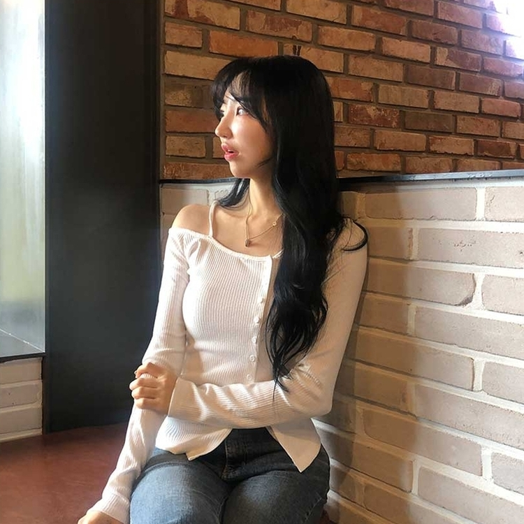 ワンオフショルダーボタンスリット長袖Ｔシャツ IVORY