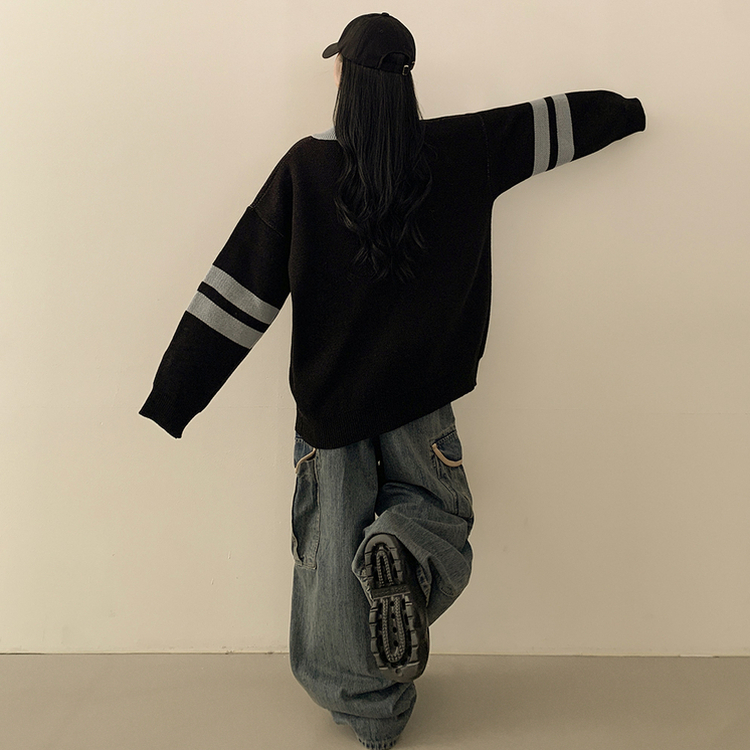 Vネックレタリングニット BLACK