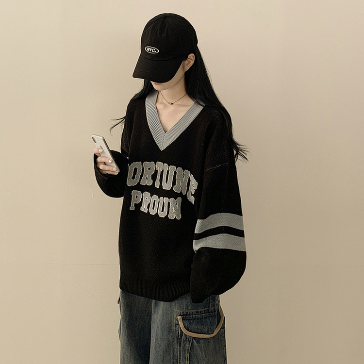 Vネックレタリングニット BLACK