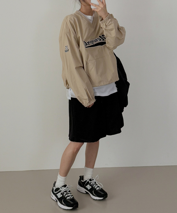 ニューヨーク刺繍Vネックトレーナー BEIGE