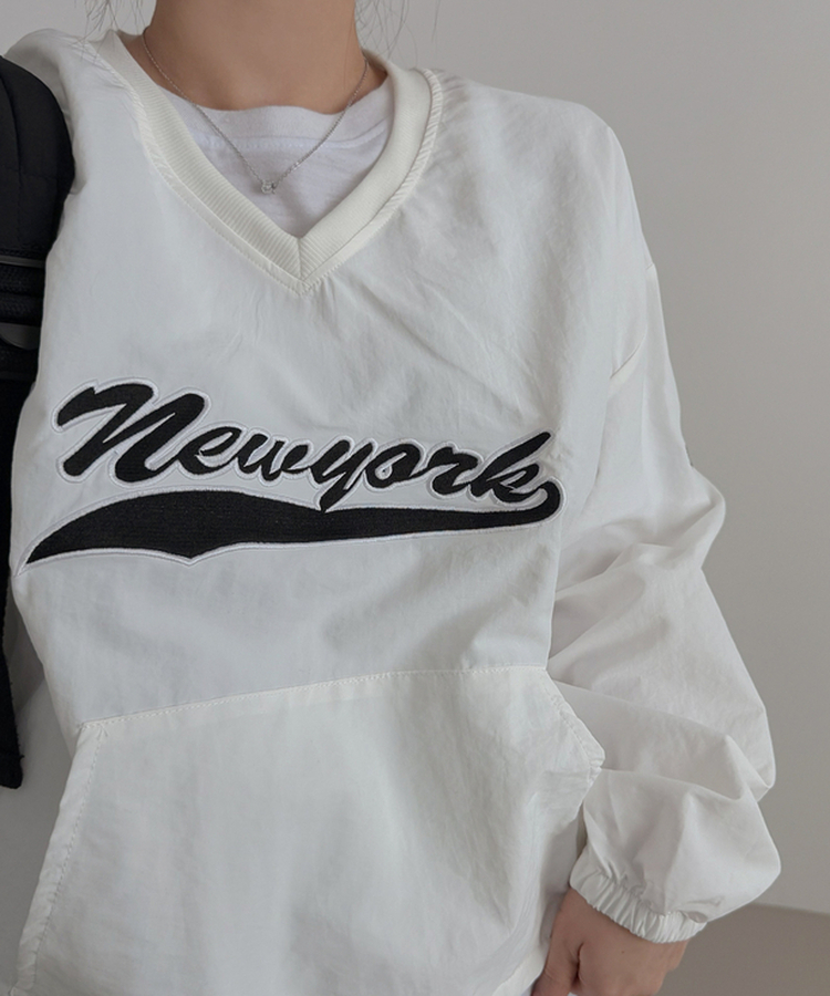 ニューヨーク刺繍Vネックトレーナー IVORY