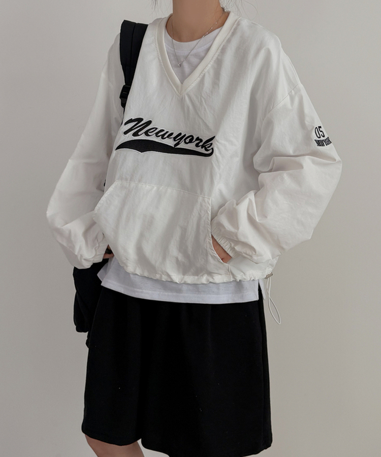 ニューヨーク刺繍Vネックトレーナー IVORY