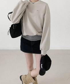 ラウンドスリットペンダントトレーナー LIGHT BEIGE