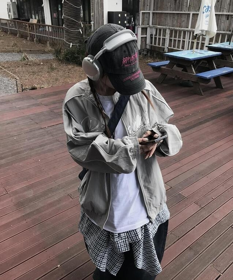 レタリングウィンドブレーカー GREY