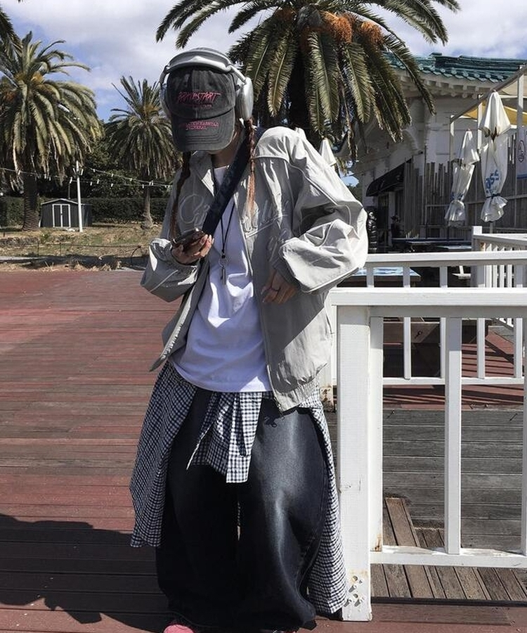 レタリングウィンドブレーカー GREY