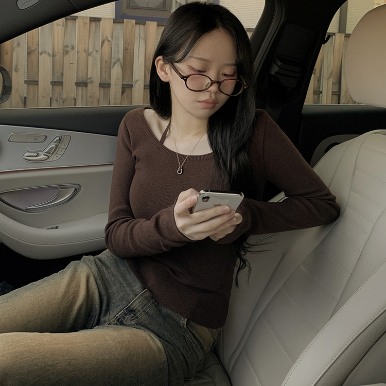 실크처럼 부드러운 홀터넥 리본 스트랩 끈 유넥 슬림핏 긴팔 니트 브라운