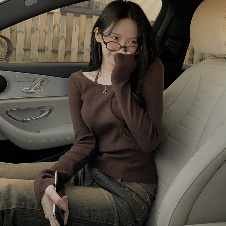 실크처럼 부드러운 홀터넥 리본 스트랩 끈 유넥 슬림핏 긴팔 니트 브라운